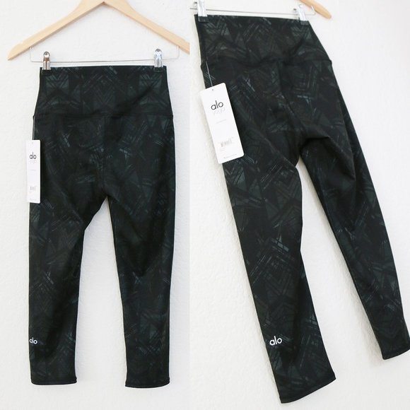 NEW ALO Yoga High Waist Rise Airbrush Printed Cropped Capri Legging Black Indio - Picture 11 of 12